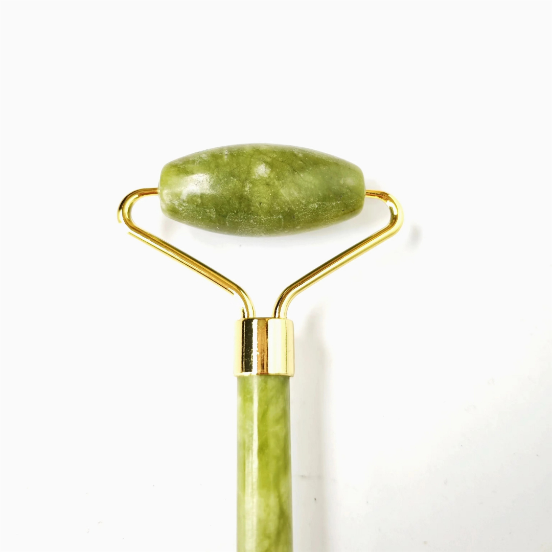 Detalle del rodillo facial de jade natural color verde