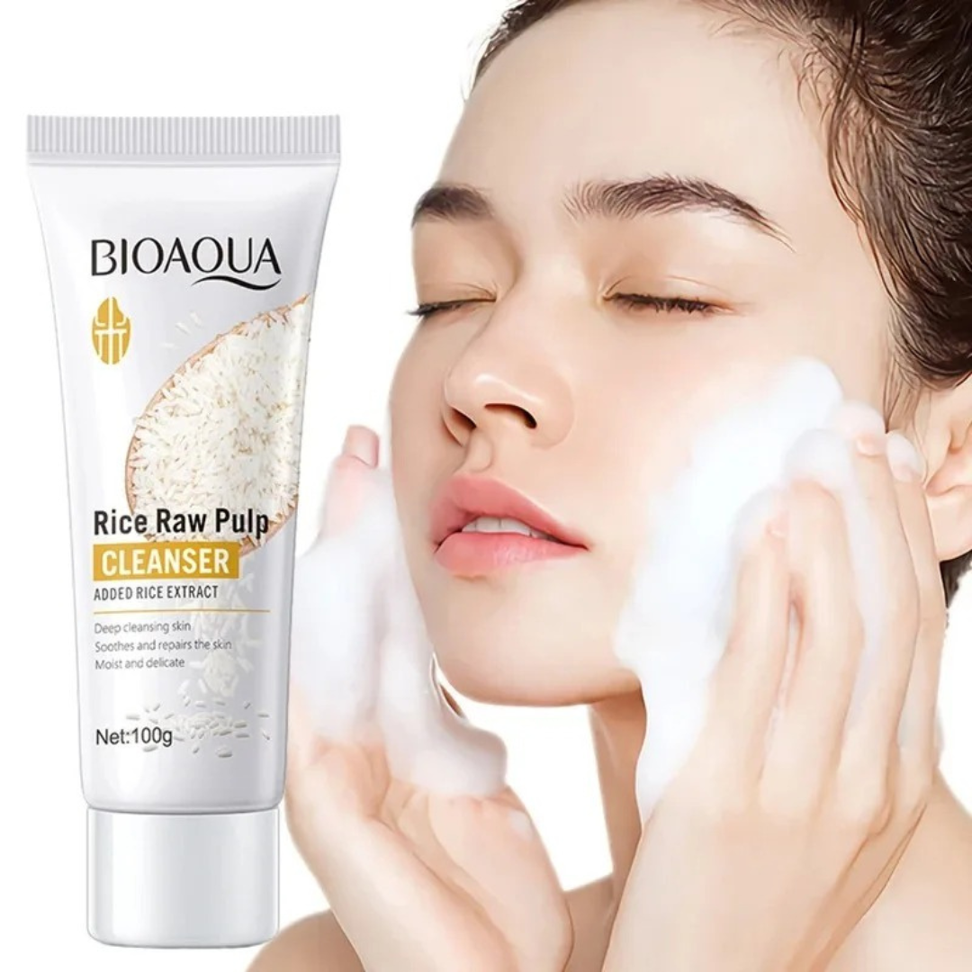 Aplicación del limpiador facial Bioaqua de arroz sobre el rostro