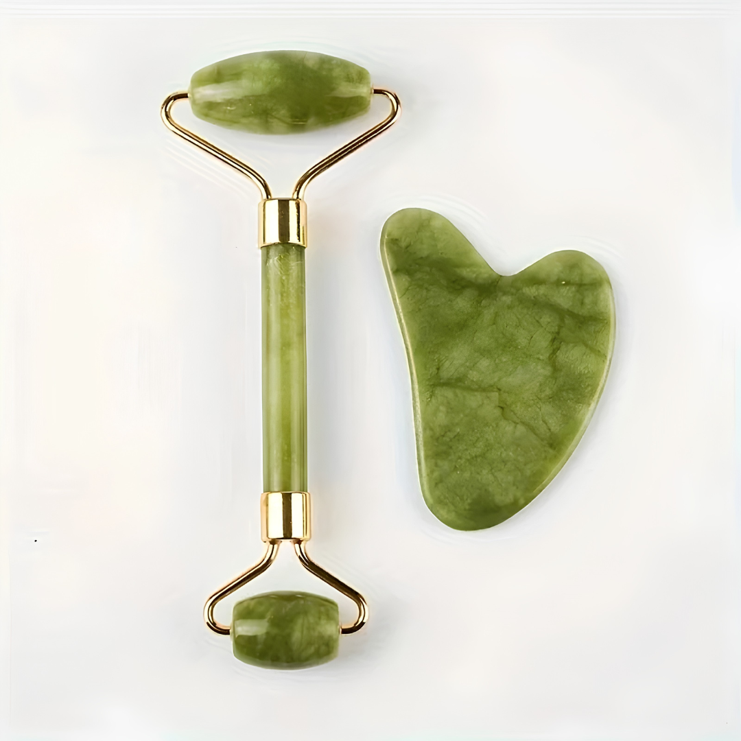 Rodillo facial de jade con Gua Sha sobre fondo blanco